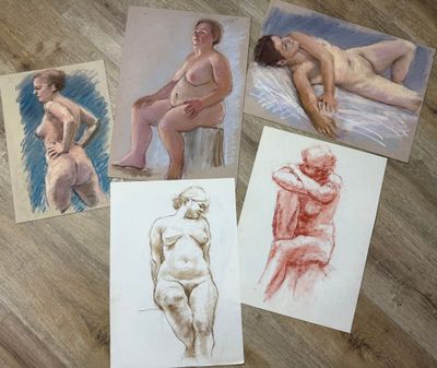 quatre dessins de nus de couleurs différentes posés sur un parquet