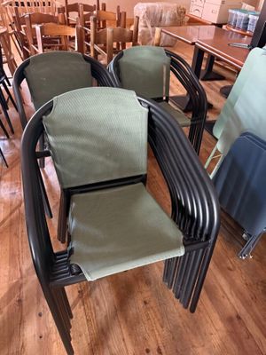 de nombreuses chaises et tables dans une pièce au sol en parquet