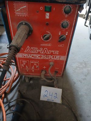 une machine posée sur le sol du garage
