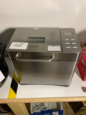 une photo d'une imprimante posée sur une étagère