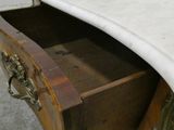 un bureau avec un plateau en marbre et un tiroir en dessous