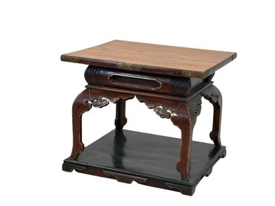 une photo d'une table d'appoint sur laquelle se trouve un tiroir
