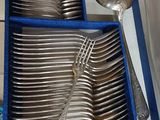 des couverts dans une boîte bleue contenant des cuillères et des cuillères