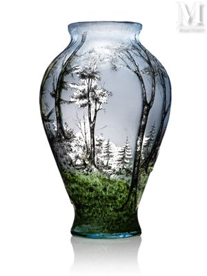 un vase en verre dans lequel on voit une image représentant une forêt