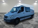 la photo d'une camionnette bleue garée dans une pièce