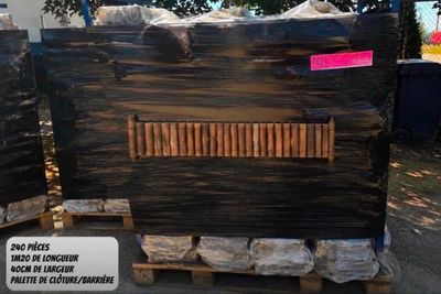 deux palettes de bois empilées les unes sur les autres