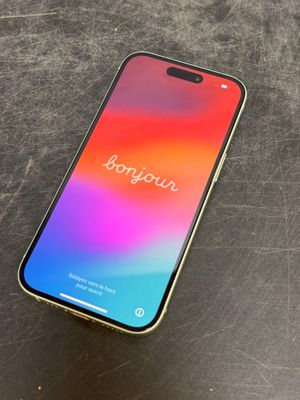 un gros plan d'un téléphone posé sur une table, avec un arrière-plan flou