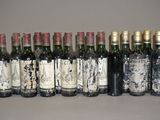 plusieurs bouteilles de vin sont alignées sur une table