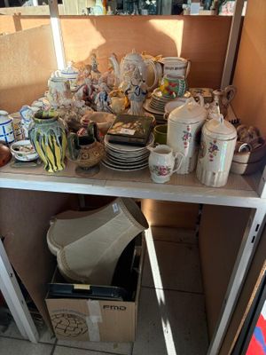 une table sur laquelle se trouvent beaucoup de plats et de tasses