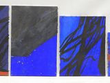 quatre tableaux bleus, rouges et noirs sur fond blanc