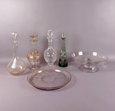 beaucoup d'objets en verre qui se trouvent sur la table