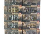 de nombreux véhicules militaires dans la vitrine