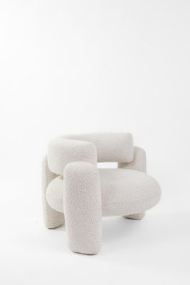 une image représentant une chaise en laine de mouton sur fond blanc