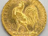 Gros plan sur une pièce d'or ornée d'un coq