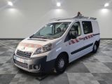 la photo d'une camionnette blanche garée dans une pièce