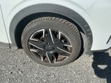 un gros plan d'un pneu sur une voiture blanche