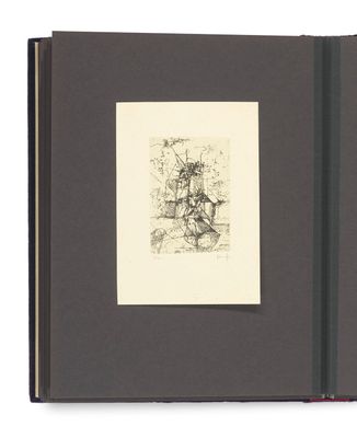 un livre ouvert sur lequel figure le dessin d'un homme à cheval