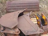un tas d'objets rouillés posés sur une palette dans les bois