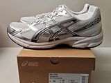 une boîte sur laquelle est représentée une paire de chaussures de course