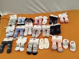 de nombreuses paires de chaussettes pour bébé disposées sur une table