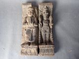 une paire de statues en pierre sculptées représentant un homme et une femme
