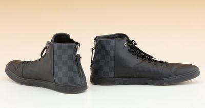 une paire de baskets noires ornées d'un motif à carreaux