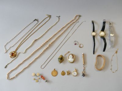 plusieurs types de bijoux sont présentés sur une surface blanche