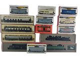 beaucoup de modèles réduits de trains différents dans les boîtes