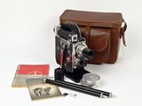 un sac marron, un appareil photo marron, quelques stylos et crayons