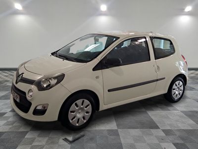 la photo d'une petite voiture blanche garée sur un sol en damier