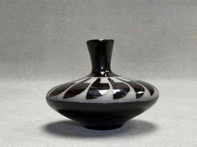 Vase toupie en verre gravé marqué Navajo.