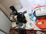 une table sur laquelle sont posés de nombreux ustensiles de cuisine