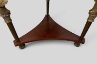 Gueridon tripode en placage d'acajou et bronze d'ornement, l… (photo 6)