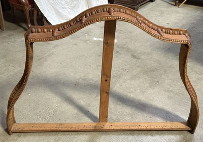 un cadre en bois surmonté d'un miroir