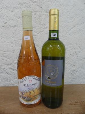deux bouteilles de vin posées sur une table l'une à côté de l'autre