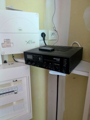 une photo d'un lecteur CD posé sur une étagère