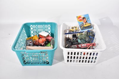 deux paniers contenant des jouets, posés sur une table