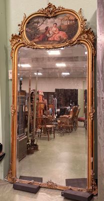 Important trumeau en bois doré surmonté d'une scène romantiq… - Photo 1