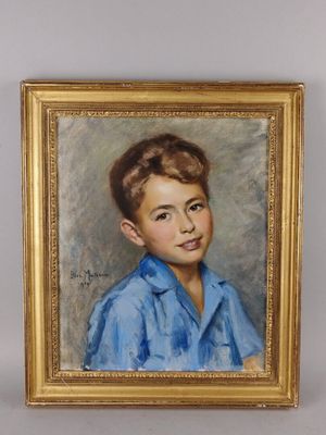 portrait d'un jeune garçon en chemise bleue, dans un cadre doré