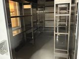 une pièce où il y a beaucoup d'étagères