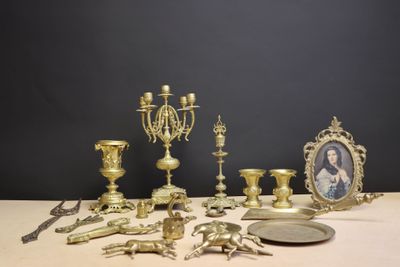 beaucoup d'objets en laiton sur la table