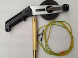un stylo et une paire de ciseaux posés sur une table