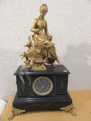 56.56 - PENDULE EN MARBRE NOIR ET REGULE A PATINE DOREE FIGU… - Photo 1