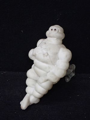une figurine représentant un homme tenant un bébé dans ses bras, sur fond noir