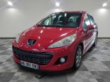 la photo d'une voiture rouge garée dans un garage