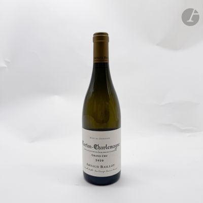 une bouteille de vin posée sur une table