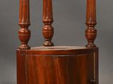 une petite table en bois surmontée de deux colonnes