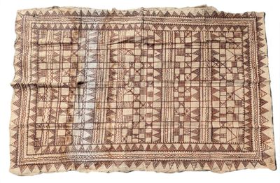 un tapis marron et blanc posé sur une surface blanche