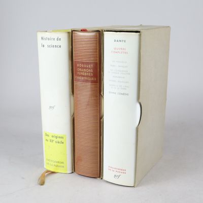 trois livres sont empilés sur une table