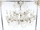 un lustre comportant de nombreuses ampoules